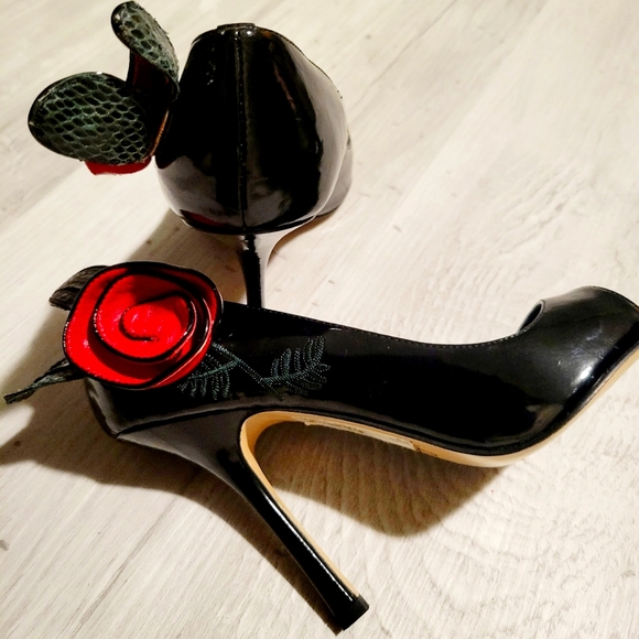 NWTs patent leather 3-D rose flower d'orsay pumps - Picture 2 of 12